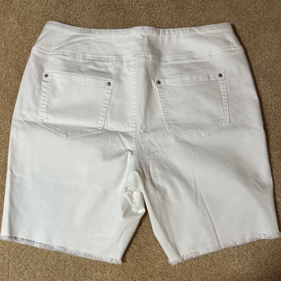 Belle by Kim Gravel TripleLuxe White Twill 5-Pocket 8" Shorts Size 14 A395459 - Picture 2 of 9
